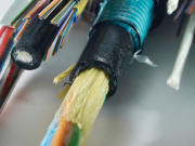 Fiber optik kabli turlarining oʻzgargan chiziqi: Уларнинг асрларни аниқлаши